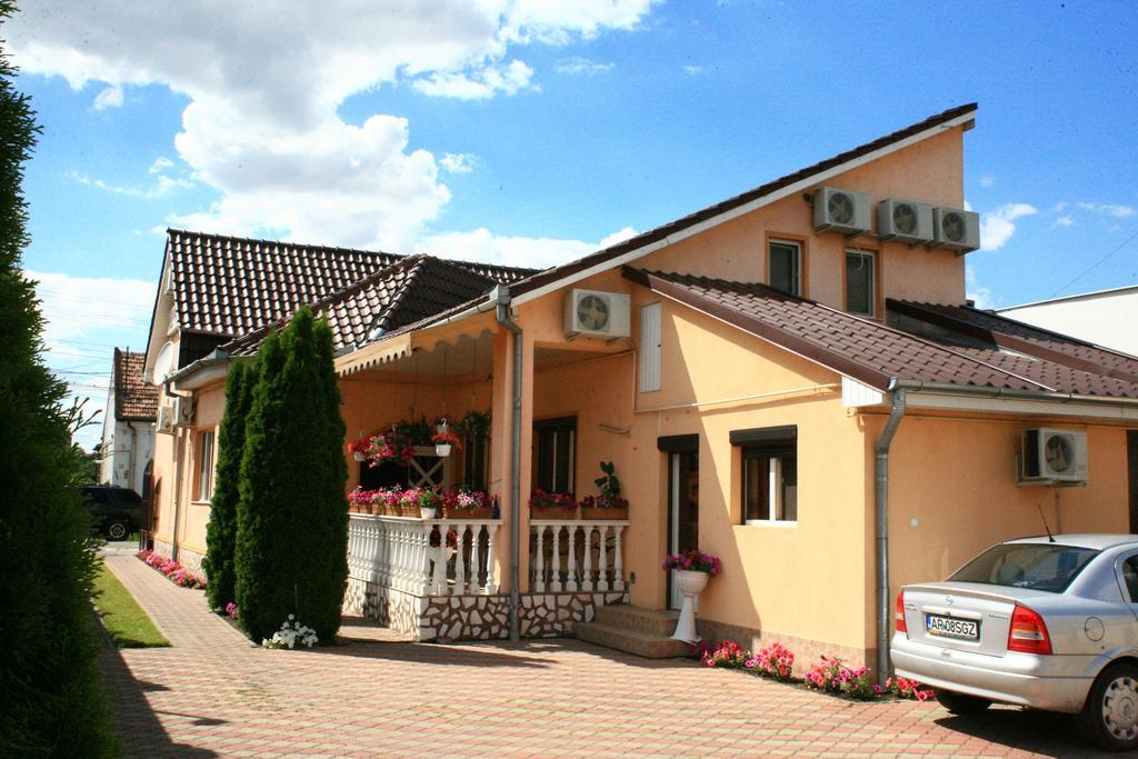 Radena Hotel Арад Екстериор снимка